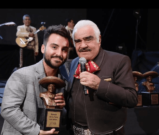 En febrero de 2021, a través de su cuenta de Instagram, 
<b>Ramón Fernández</b>, nieto del fallecido Vicente Fernández, mostró el tatuaje que se hizo en homenaje a su abuelo. Se trata de su personaje en la cinta ‘El arracadas’, de 1978.
<br>
<br> "Hoy platiqué con mi gallo, un homenaje a mi tata Vicente Fernández con mucho amor y cariño. Después de tiempo queriendo hacerme esta pieza por fin se pudo", escribió Ramón.