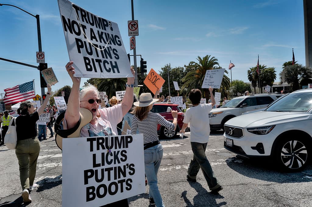 Otros, actuaron como esta manifestante, que expresó su molestia burlándose del presidente Trump, escribiendo que lame las botas del 
<b><a href="https://www.univision.com/noticias/politica/guerra-en-ucrania-trump-putin-dice-que-esta-de-acuerdo-con-el-alto-el-fuego-de-30-dias-en-ucrania" target="_blank">presidente ruso Vladimir Putin</a></b>. Agregó que este último tiene al mandatario estadounidense de amante.