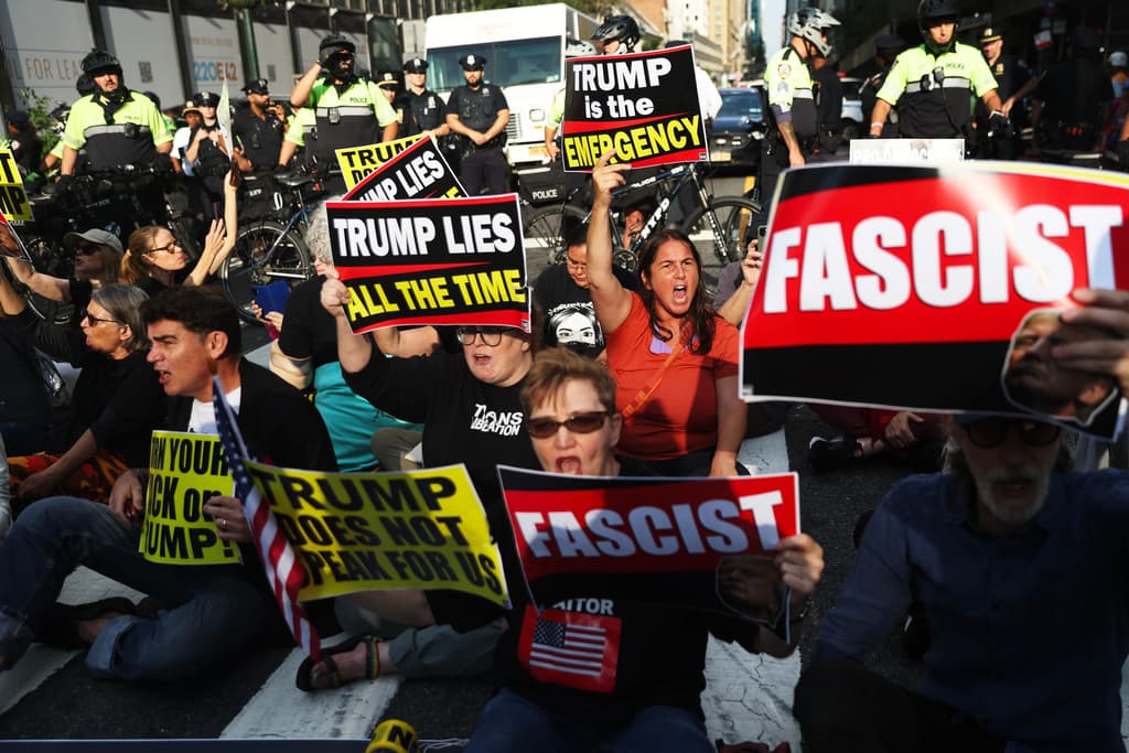 Los manifestantes se sientan en la intersección de la calle 42 durante la 80ª sesión de la Asamblea General de las Naciones Unidas, el martes 23 de septiembre de 2025, en Nueva York. (AP Photo/Heather Khalifa)
