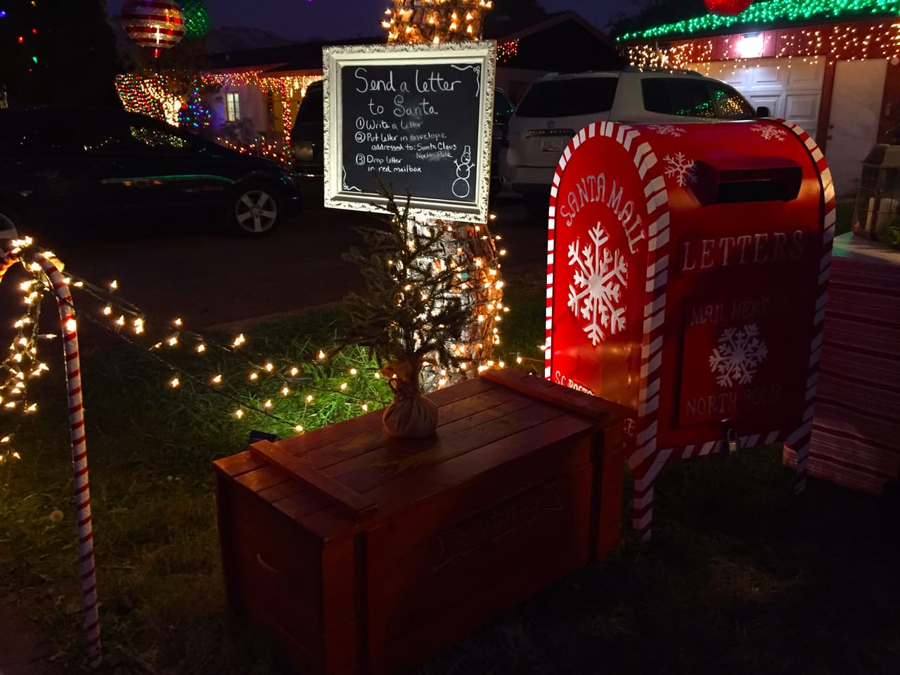 Una residencia tiene el buzón y las cartas para que los ninos le escriban a Santa Claus.