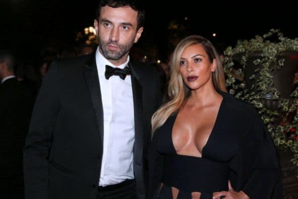 Las modas que luce Kim Kardashian siempre son tema de conversación entre los ‘fashionistas’. Y nos es para menos, ya que a Kim le encanta lucir sus curvas en confecciones ceñidas al cuerpo y escotes que dejan muy poco a la imaginación. Aquí recorremos los ‘looks’ donde Kim K ha presumido su tremenda “pechonalidad”. ¿Quieres ver más? las mejores del mundo del entretenimiento aquí