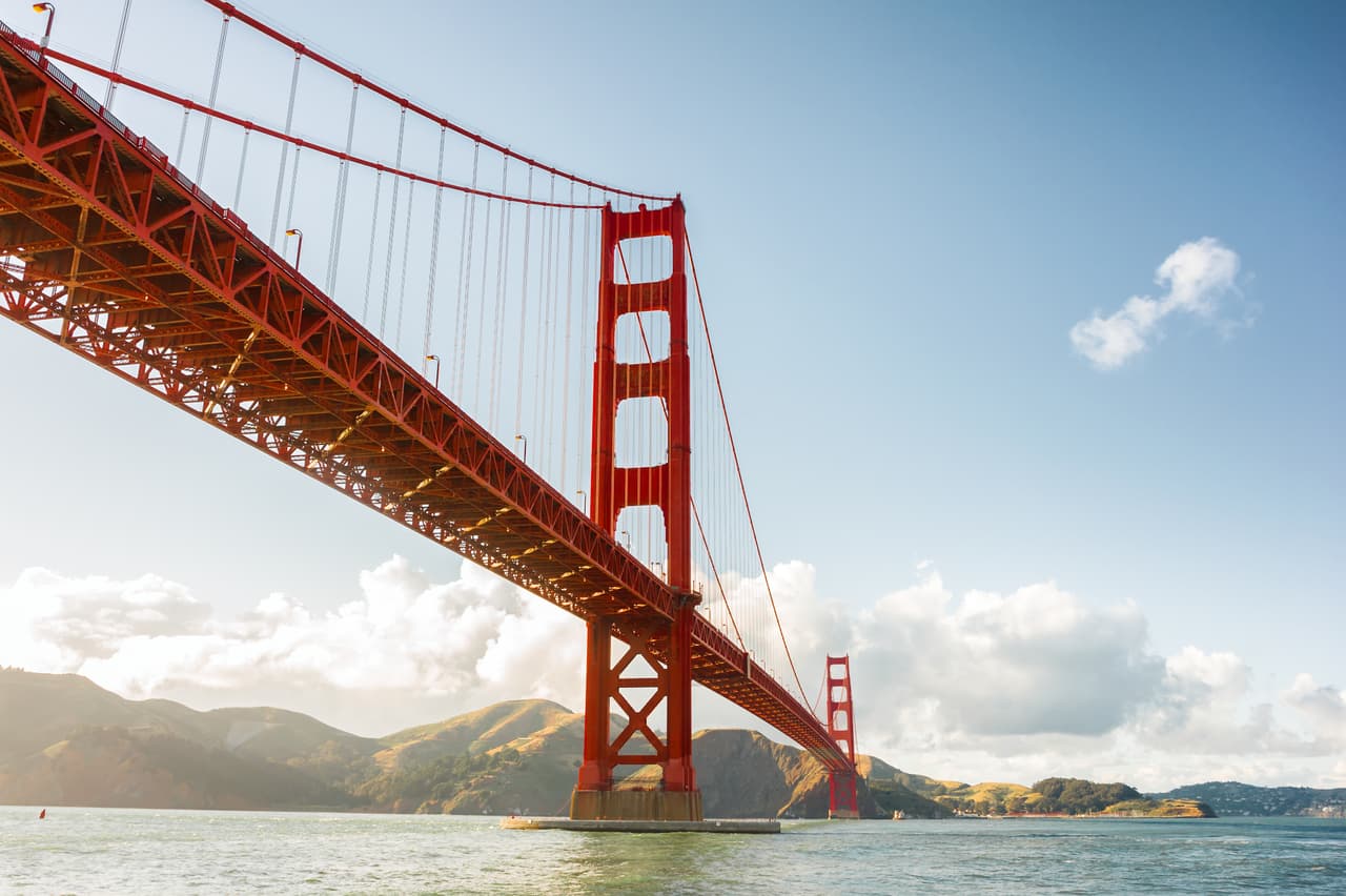El famoso y gigantesco 
<b>'Golden Gate Bridge'</b> en 
<b>San Francisco</b> no se queda atrás y también ha sido un lugar muy visitado por parejas para dar el "SÍ".