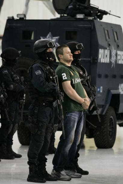 De acuerdo con datos oficiales, Valdez nació en Laredo (Texas, Estados Unidos) el 11 de agosto de 1973. Su perfil lo describe como un sujeto de piel blanca y cuerpo atlético.