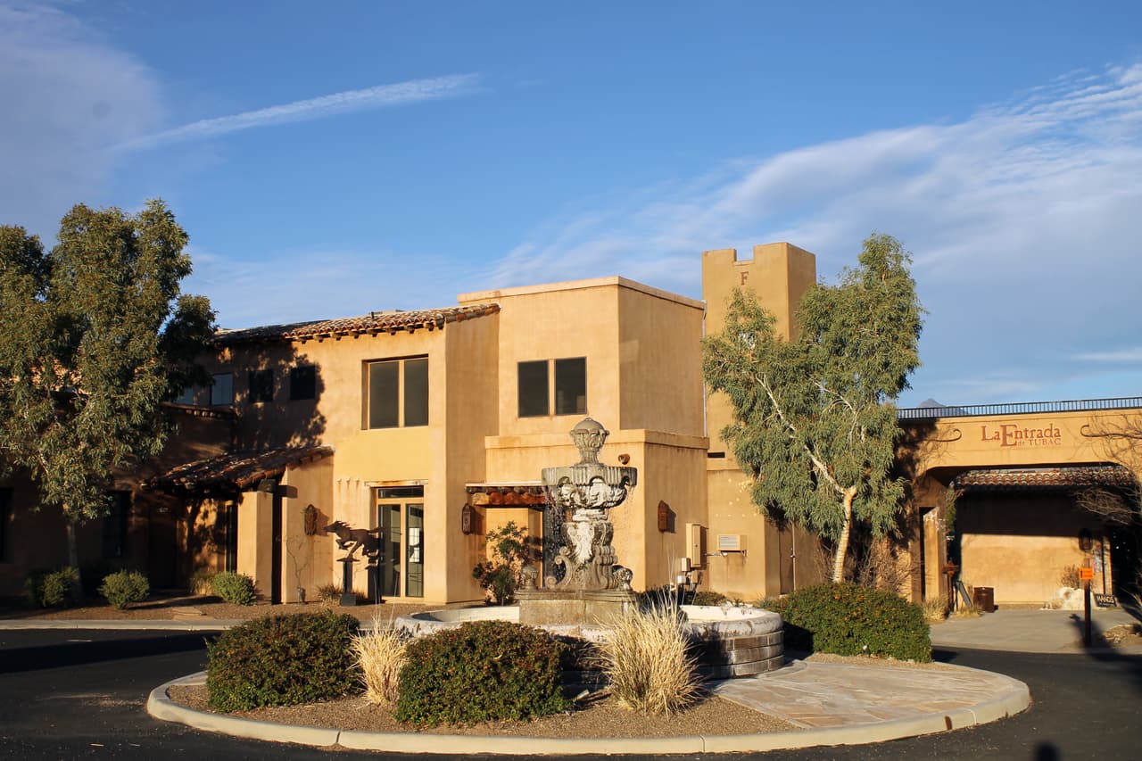 Al atractivo de Tubac se suman el histórico Parque Estatal Presidio y el cercano Parque Histórico Nacional Tumacacori, que ofrecen puertas a la rica historia y cultura de Arizona.