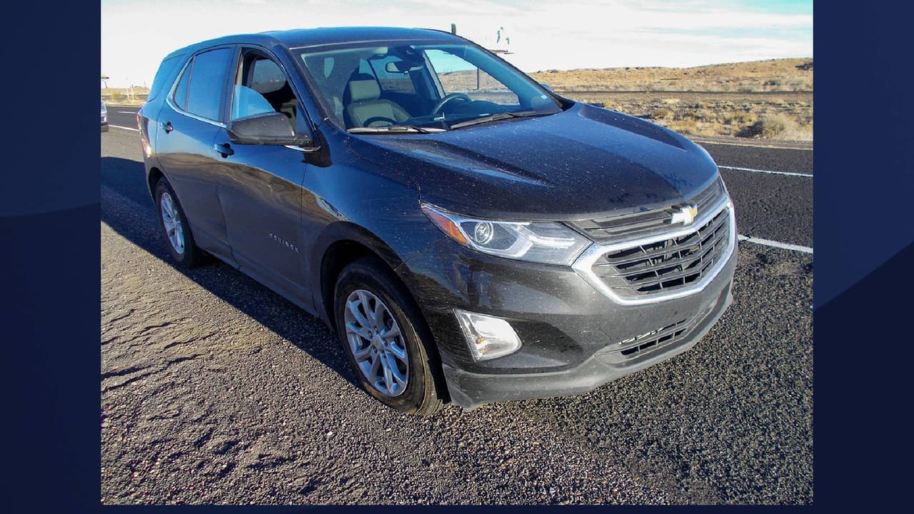 “
<b>El conductor no se detuvo</b> y continuó hacia el este, lo que provocó una persecución. Los soldados desplegaron tiras de púas en el poste de la milla 277, desinflando uno de los neumáticos del vehículo sospechoso”, publicó el Departamento de Seguridad Pública de Arizona (AZDPS, por sus siglas en inglés) en una publicación en Facebook.