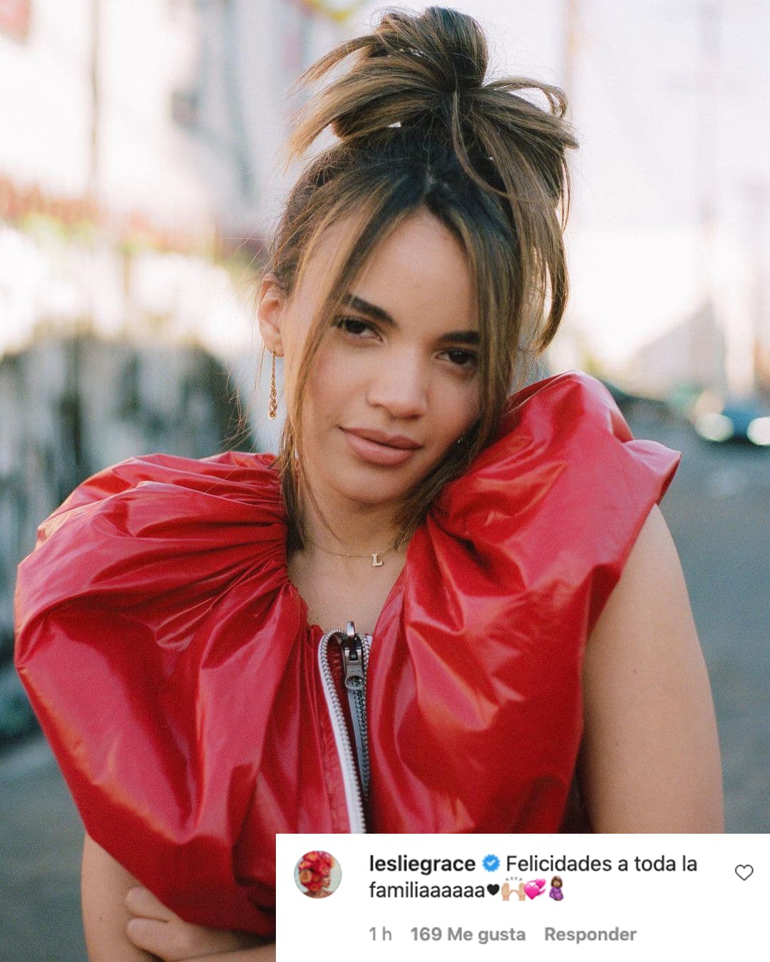 Junto a emojis de corazón, bendicion y una mujer embarazada, Leslie Grace comentó: "Felicidades a toda la familia".