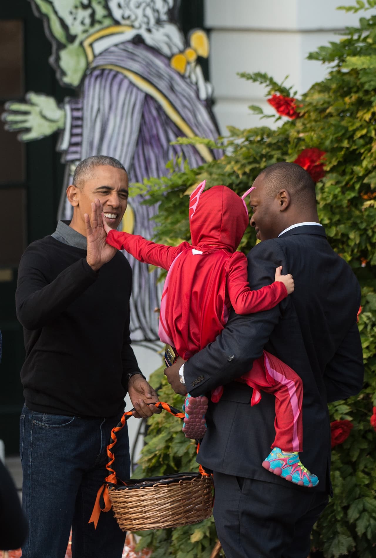 Barack y Michelle pasaron una hora entregando caramelos y alabando los disfraces de los entusiasmados invitados.