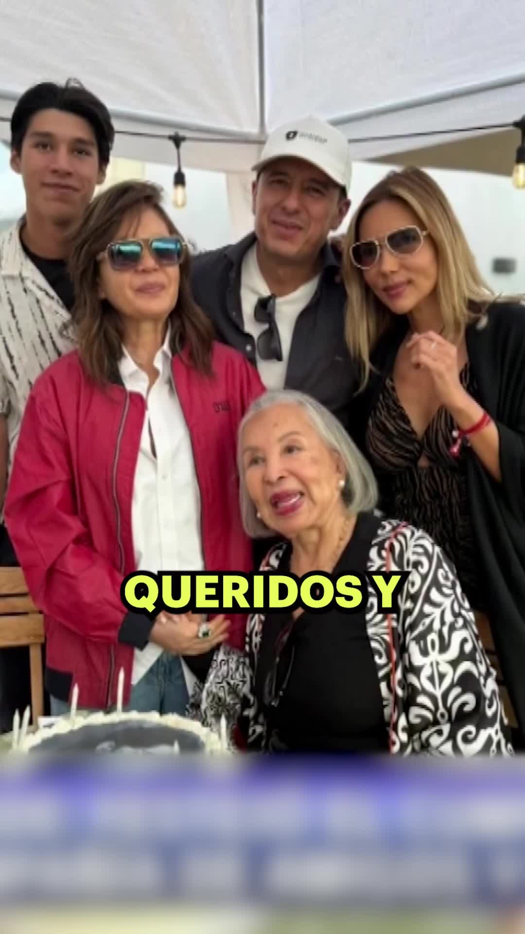 Con baile Yolanda Andrade celebró el cumpleaños de su mamá