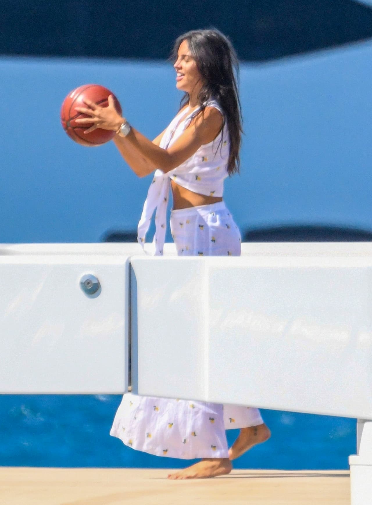 Mientras que Michelle usó un pantalón y una camiseta sin mangas, Eiza lució un conjunto de falda larga con una blusa que dejaba al descubierto sus brazos. 
<br>