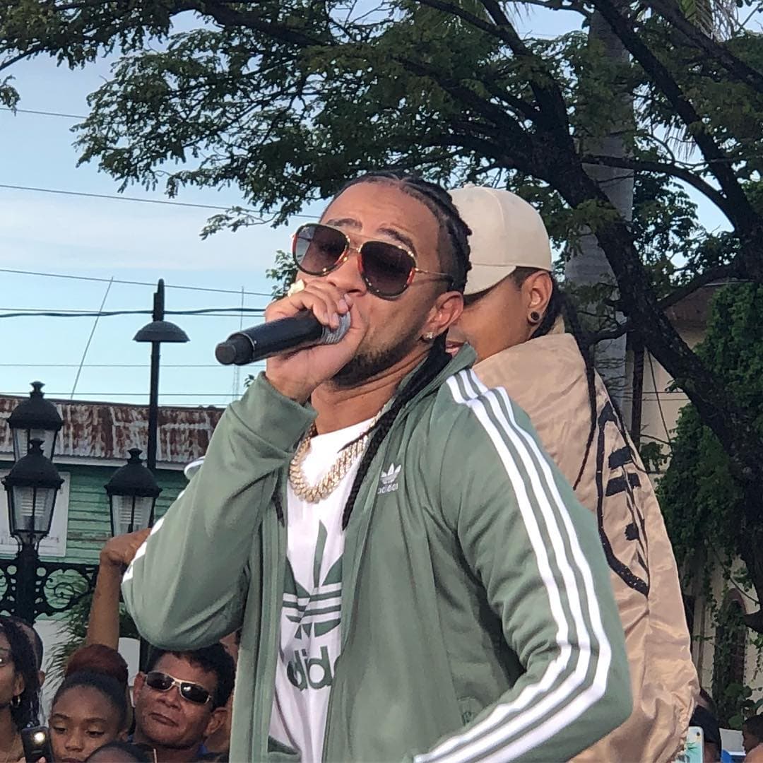 Uno de ellos fue Mozart La Para, quien con su llegada provocó la euforia del público.