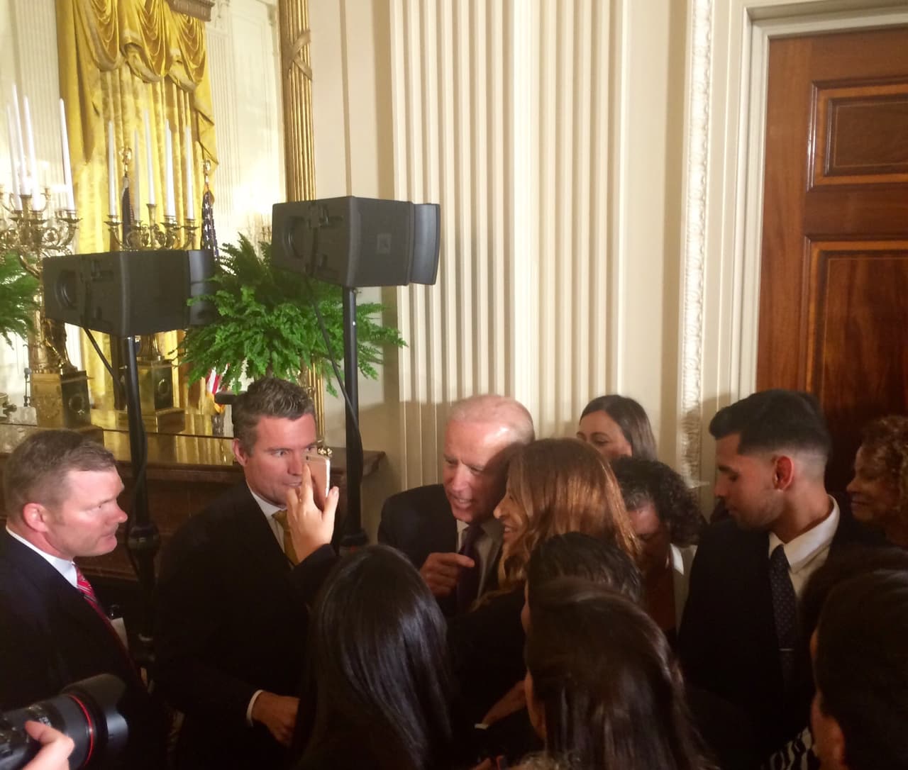 También estuvo cerca del vicepresidente de Estados Unidos Joe Biden.