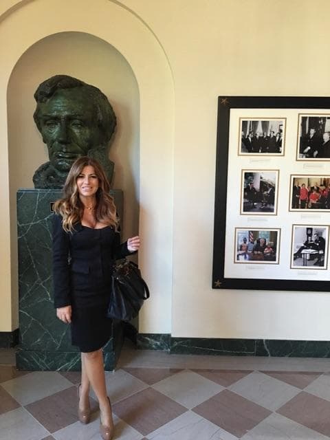 Aquí la vemos en el famoso Salón de los Presidentes.