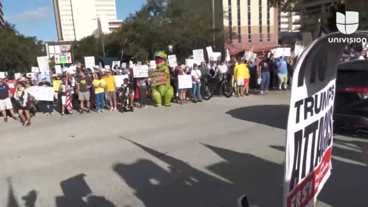 <b>Referencias simbólicas al poder y la monarquía</b>: carteles y dibujos aluden a la idea de que “Estados Unidos pertenece al pueblo, no a reyes ni coronas”, enfatizando la democracia como poder del pueblo.