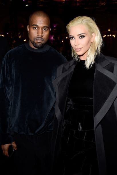 Sí, es Kim junto a Kanye West en la Semana de la Moda en París.