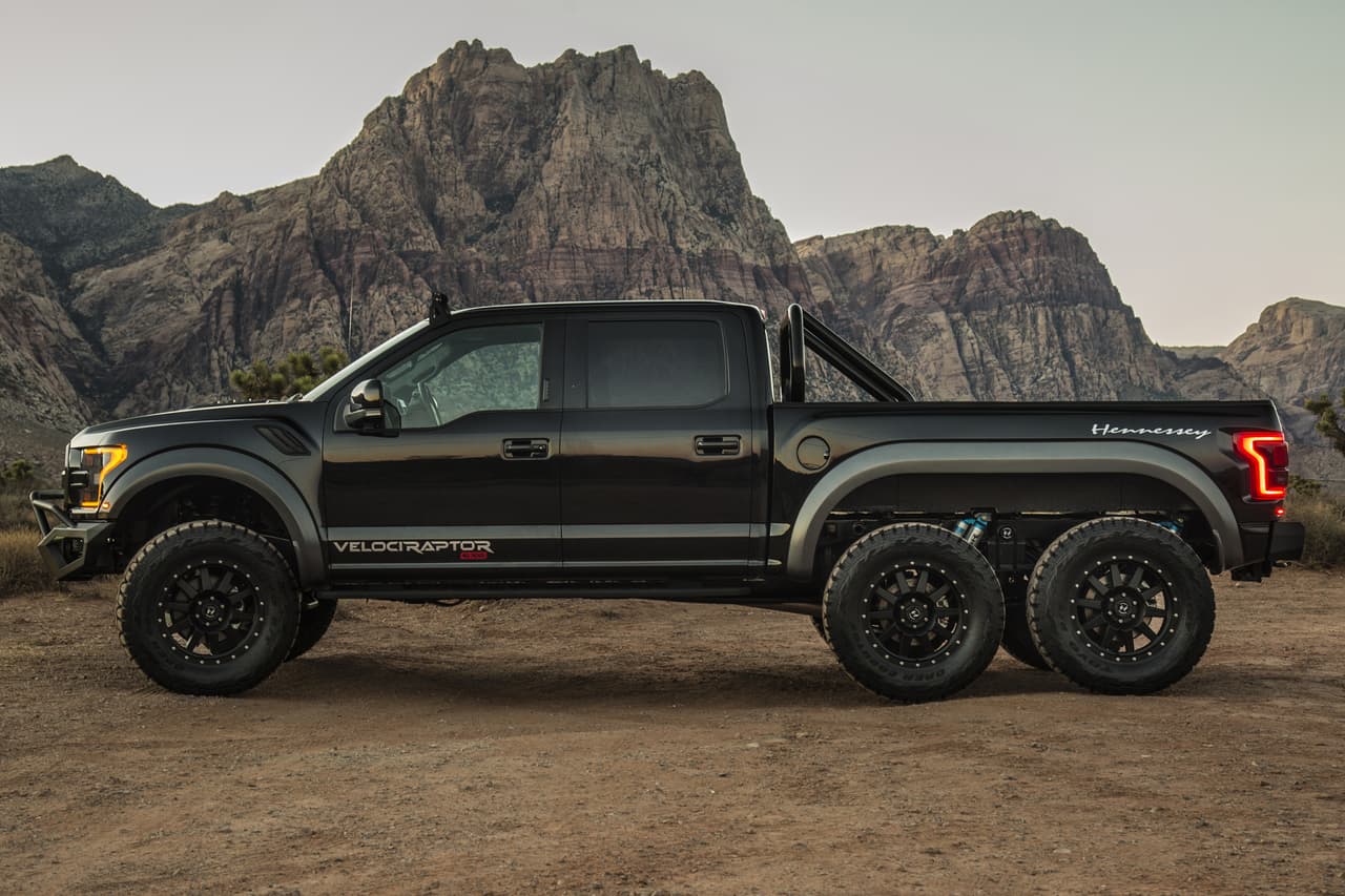 <b>Hennessey VelociRaptor 6x6</b>
<br>¿Cómo logra ofrecer más de 600 caballos de fuerza? A través del uso de dos turbos aún más grandes dentro del motor V6 EcoBoost de 3.5 litros. La transmisión continúa siendo de 10 velocidades.