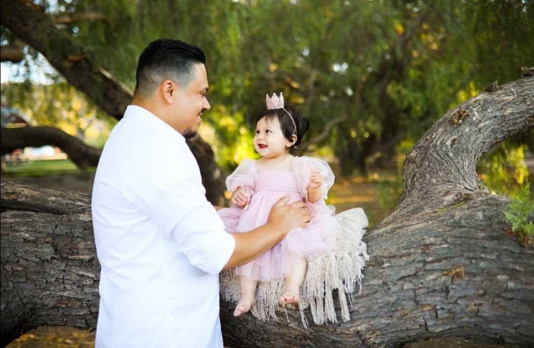 En la imagen, James Álvarez posa junto a la pequeña Adalyn en el mismo lugar donde hace más de un año lo hizo con su madre Yesenia, quien murió en un trágico accidente.