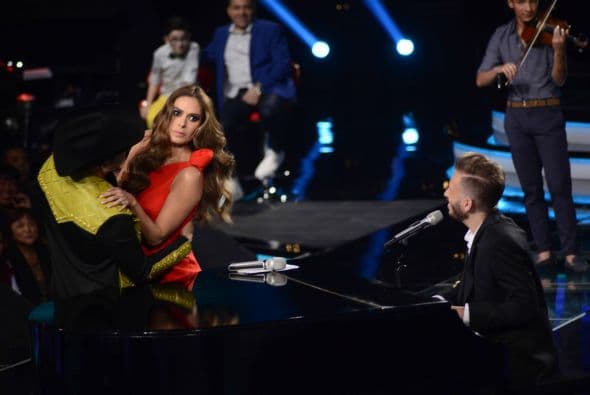 ¿Espinoza o Cristian? Ambos cantantes trataron de explicar cómo se seduce a una dama y dieron tremenda clase de consejos, los cuales aplicaron con la bella Galilea Montijo.