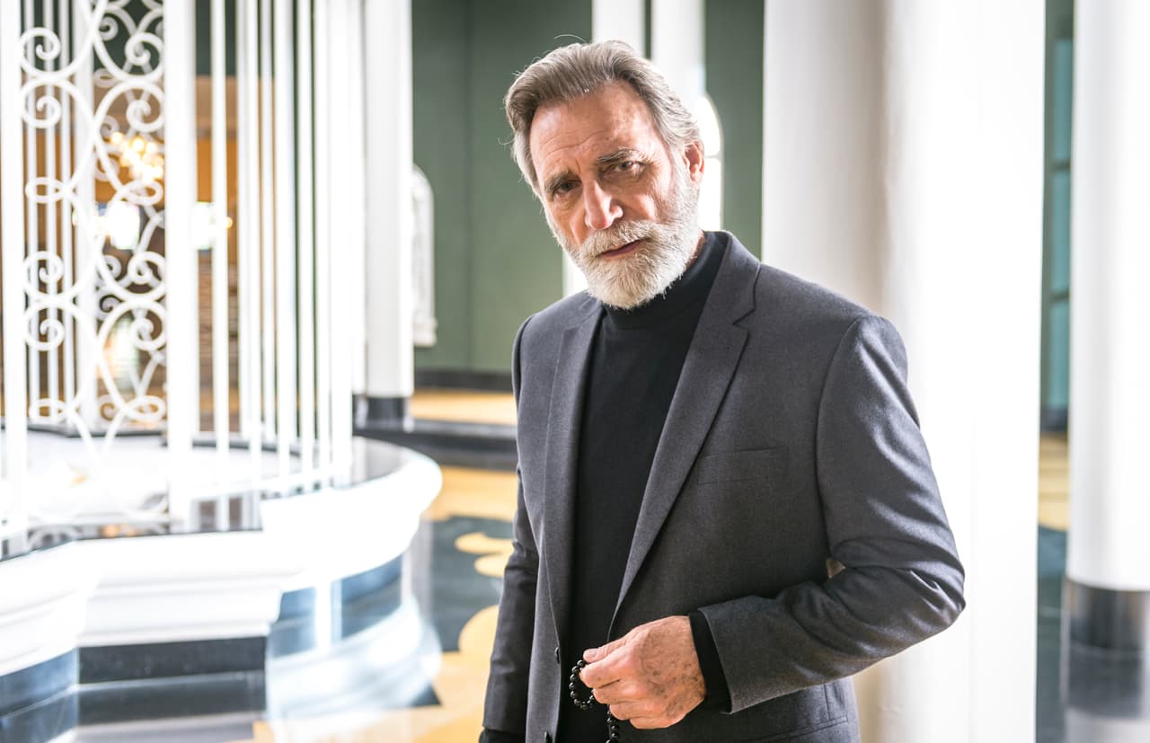 Él es Herson Capri, el villano que llena de maldad Huérfanos de su Tierra