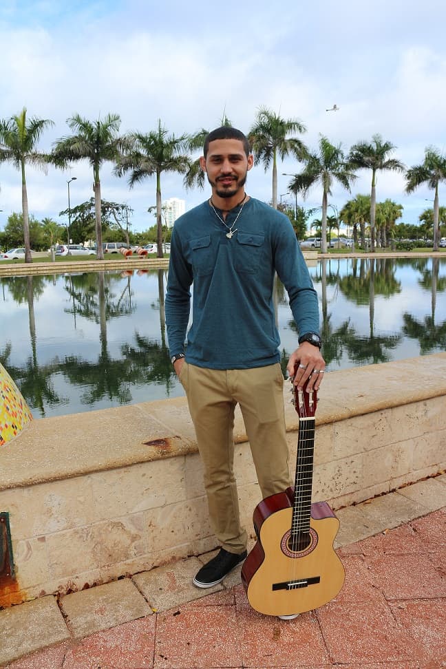 Estos chicos trajeron sus guitarras para las audiciones de La Banda en Puerto Rico.