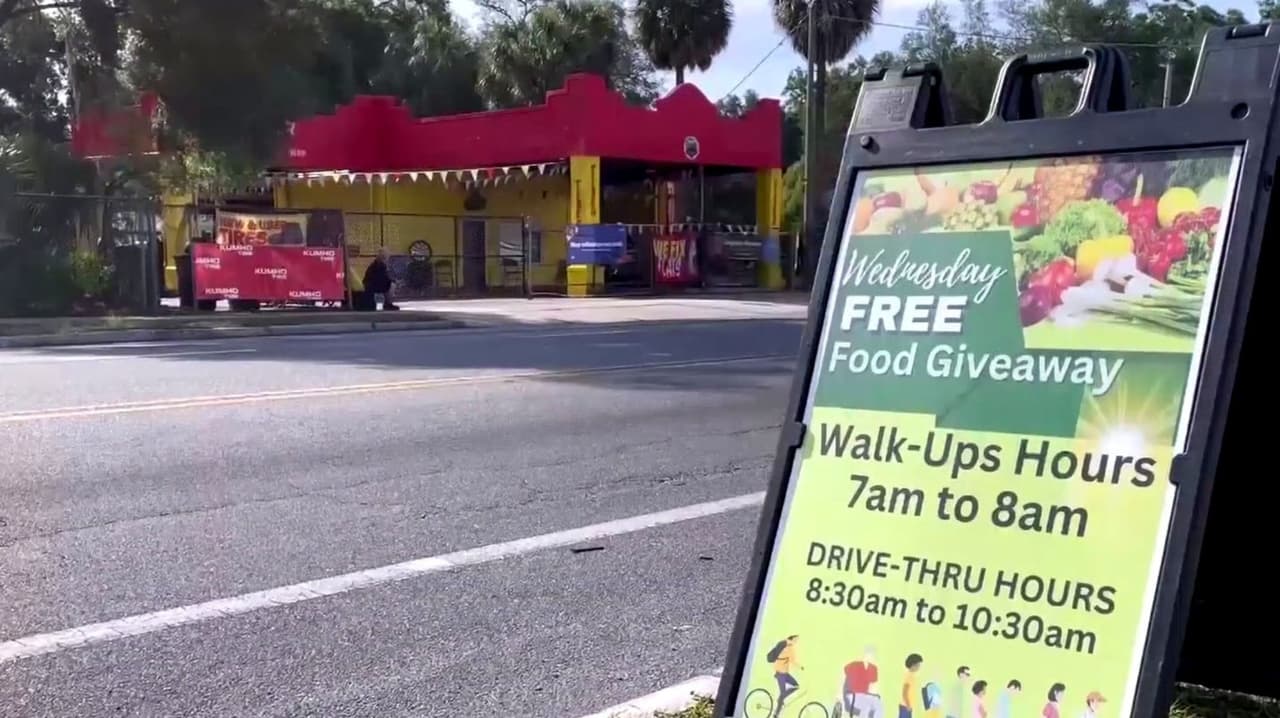 Familias hispanas en Tampa enfrentan alto costo de vida y buscan ayuda alimentaria