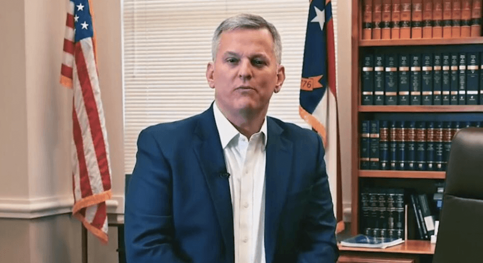 Impiden procesar al fiscal general Josh Stein por controversial anuncio de campaña 