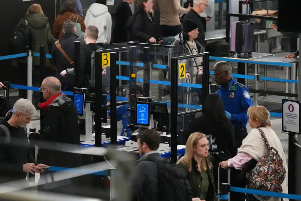 ¿No tienes Real ID y vas a viajar? La TSA planea cobrarte $18 en los aeropuertos