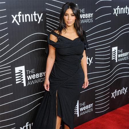 "Incluso en mis momentos más oscuros, no me arrepiento de haber estado allí para que el mundo lo viera. 
<b>La gente ha compartido conmigo a lo largo de los años;</b> cuánto les ha ayudado a sentirse menos solos cuando se enfrentan a su propia adversidad", dijo la segunda 
<b><a href="https://www.univision.com/entretenimiento/chismes/kris-jenner-prohibe-a-kim-kardashian-divorciarse-de-kanye-west">hija de Kris Jenner</a></b> y el fallecido Robert Kardashian.