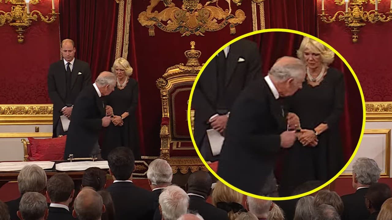 Usuarios señalaron que el rey Carlos III se "robó" la pluma con la que firmó los documentos de su proclamación. Sin embargo, fue un regalo de sus hijos.