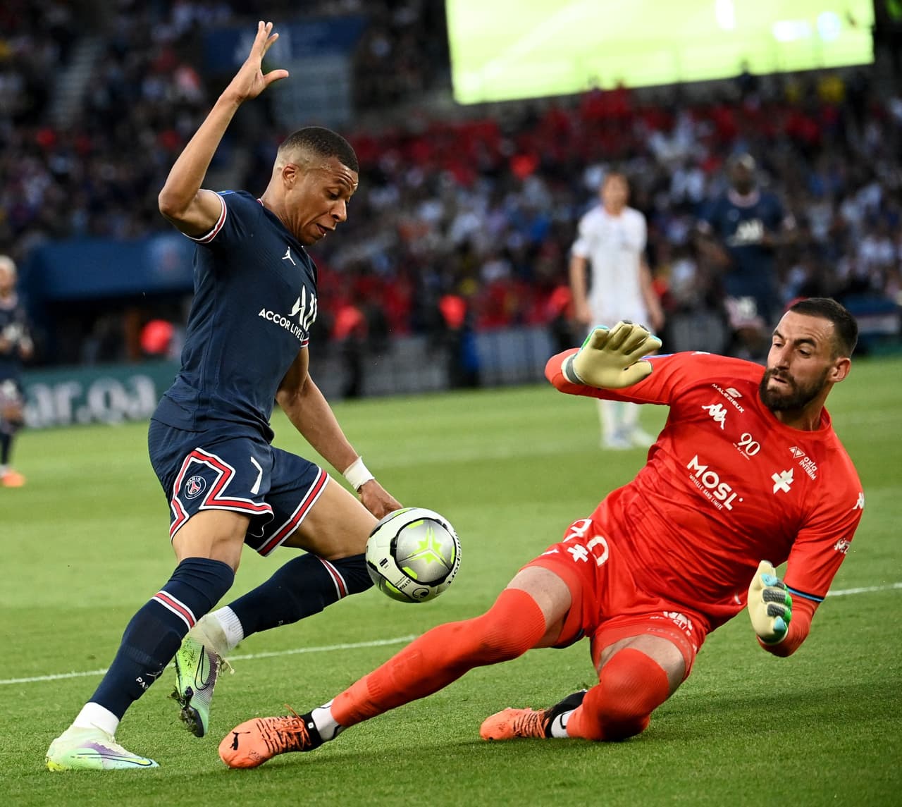 PSG golea 5-0 al Metz con hat-trick de Mbappé y goles de Neymar y Di María -en su despedida- en la Jornada 38 de la Ligue 1.