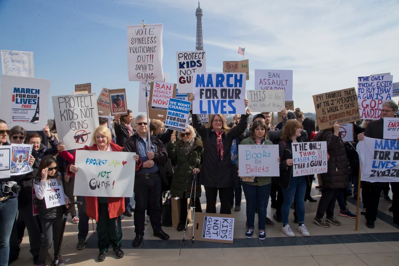 <b>París, Francia.</b> En la capital francesa los activistas llevan carteles de apoyo al movimiento estudiantil contra las armas escritos en inglés.