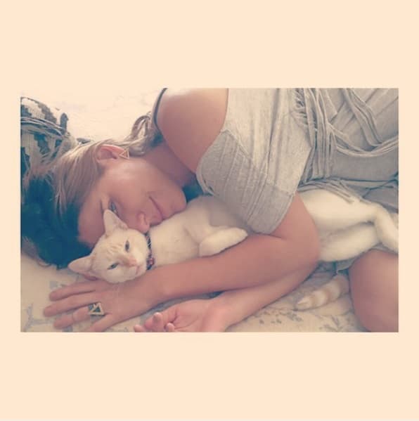 La guapa actriz colombiana tiene una sorpresa para ti que mundo revelará, ¿te atreves a tocar el cielo con ella?