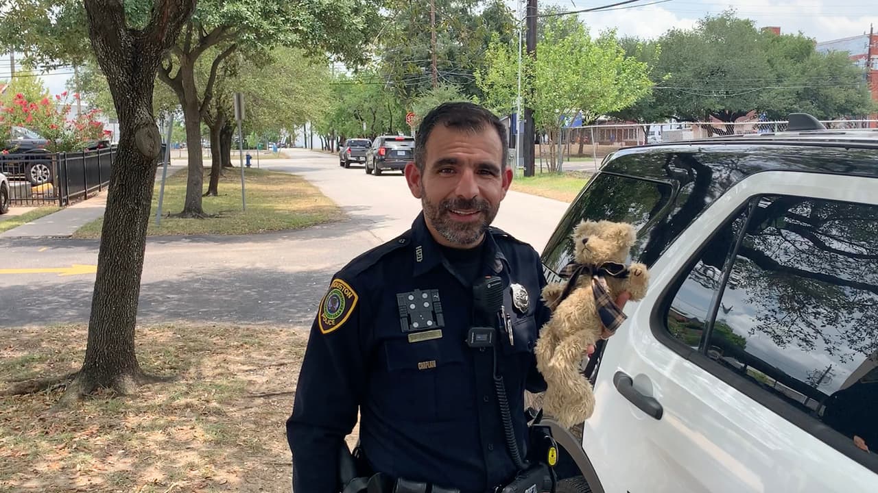 “La temperatura ahora está bastante alta por lo que toma solo minutos para que el calor dentro de un vehículo suba a un nivel que puede sofocar inmediatamente a una persona”, dijo el oficial, Jesús Robles, de la policía de Houston.