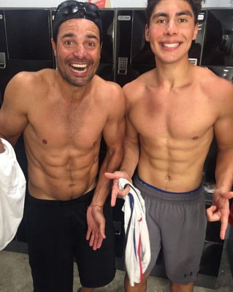 El talento de Chayanne si duda le hace justicia a su estatura, pues el puertorriqueño mide 6' 4''/ 193 cm, mientras que su hijo lo supera por algunos centimetros al medir 6' 5''/ 196 cm.