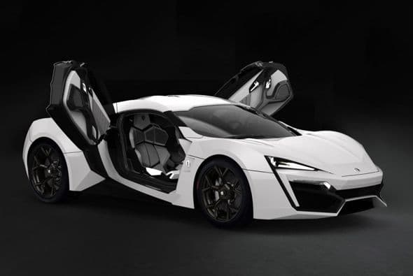 W Motorsports Lykan HyperSport $3.4 millones - El Lykan HyperSport es un exclusivo superdeportivo desarrollado por la empresa libanesa W Motors. Cuenta con un motor de seis cilindros opuestos de doble turbo con 750 caballos de fuerza que alcanza los 100 kph en 2,8 segundos. Su velocidad máxima es de 395 kph, lo que lo convierte en uno de los autos más rápidos del mundo. El Lykan fue construido con la idea de que sea el automóvil más lujoso, caro y exclusivo que jamás se haya producido8 y es el primer y único auto del mundo en integrar diamantes con luces LED incrustadas9 y los cuales pueden ser sustituidos por rubíes, zafiros o esmeraldas, de acuerdo al gusto de cada cliente.