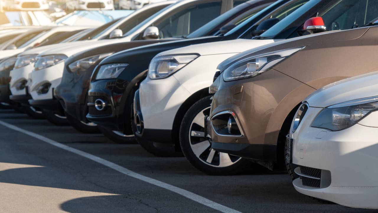 <h3 class="cms-H3-H3">Cómo funciona el negocio del “te lo llevas hoy” </h3>
<br>
<b>Buy Here Pay Here (BHPH): </b>en estos lotes, el mismo dealer también presta el dinero. Ese doble rol suele traducirse en tasas más altas y contratos más duros que los de bancos o cooperativas. La propia FTC describe este modelo como riesgoso porque concentra poder y reduce la competencia. 
<br>
<b>Dispositivos corta-encendido y GPS.</b> Muchos prestamistas instalan aparatos que impiden arrancar el auto si hay atraso; otros añaden GPS para ubicar el vehículo. La FTC y el CFPB han documentado demandas por uso abusivo de estos dispositivos. 
<br>
<b>Plazos largos, deuda más cara. </b>Bajar la mensualidad a costa de 72–84 meses infla el costo total. El CFPB insiste: 
<b>compara siempre por APR (tasa anual efectiva), plazo y total a pagar, no solo la cuota mensual.</b>