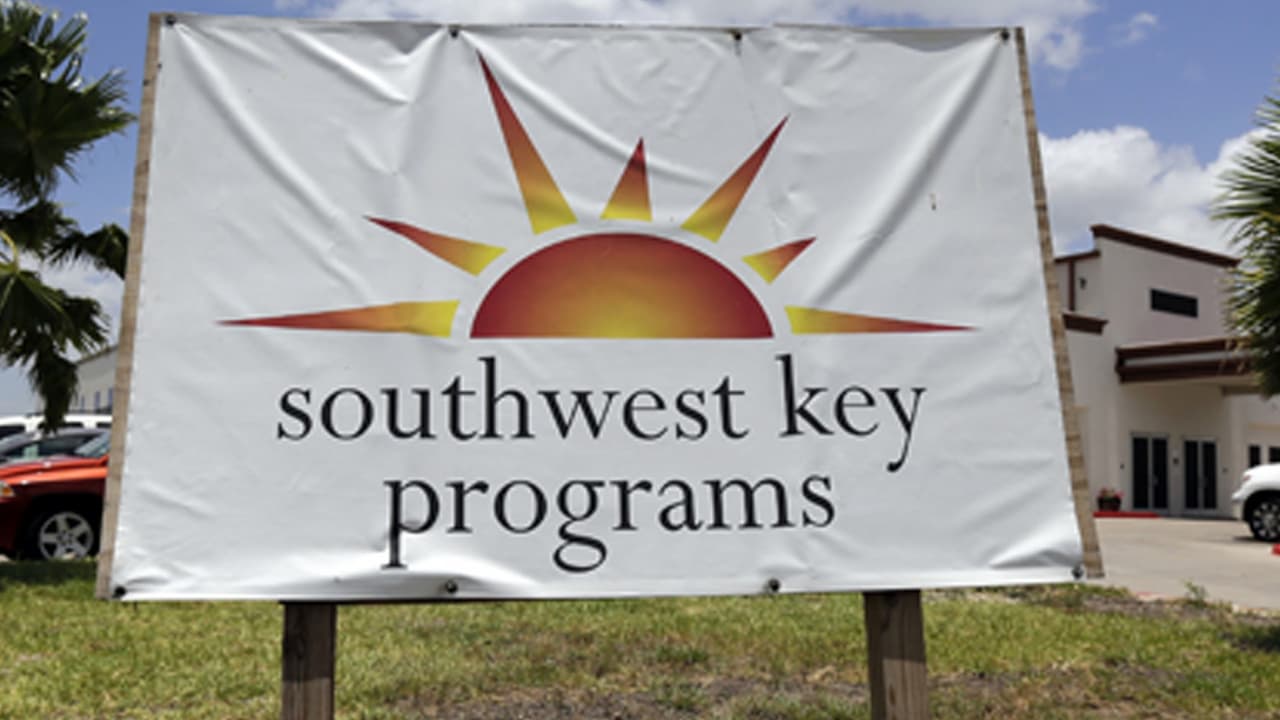 Los sueldos millonarios de los directores de una ONG que administra refugios para inmigrates sobrepasaron con creces el límite legal