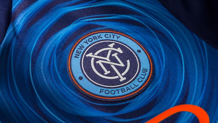Lo más llamativo a primera vista de la nueva camiseta son las ondas que circulan alrededor de ella, tomando el escudo del club como punto de partida. De acuerdo con adidas, esas ondas representan la energía que irradia la Ciudad de Nueva York.