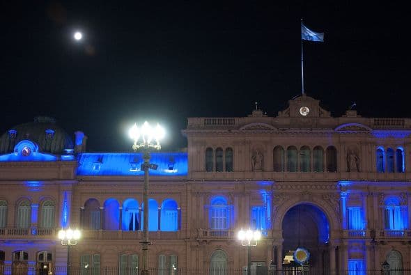 Lugares emblemáticos del mundo encendieron luces azules como parte de la campaña Light It Up Blue (Iluminemos de azul) para conmemorar el Día Mundial de Concienciación sobre el Autismo. En la foto la Casa Rosada, Buenos Aires, Argentina.