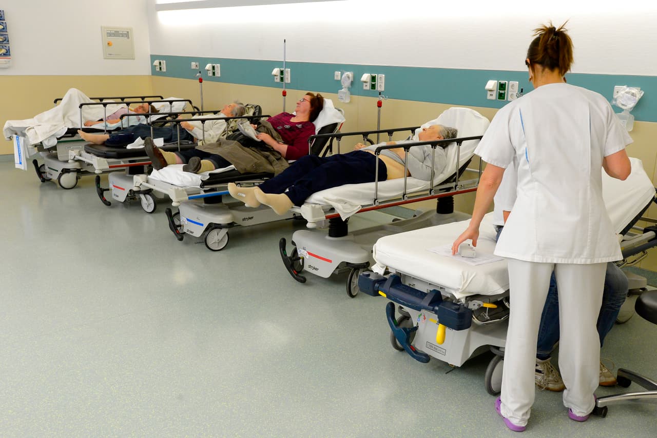 Tendencias: “Para aliviar las restricciones, tenemos que ver las tendencias del COVID-19. Esto incluyen: el número de nuevos casos positivos, hospitalizaciones, fallecidos, insumos médicos disponibles, la capacidad hospitalaria, entre otros datos”.