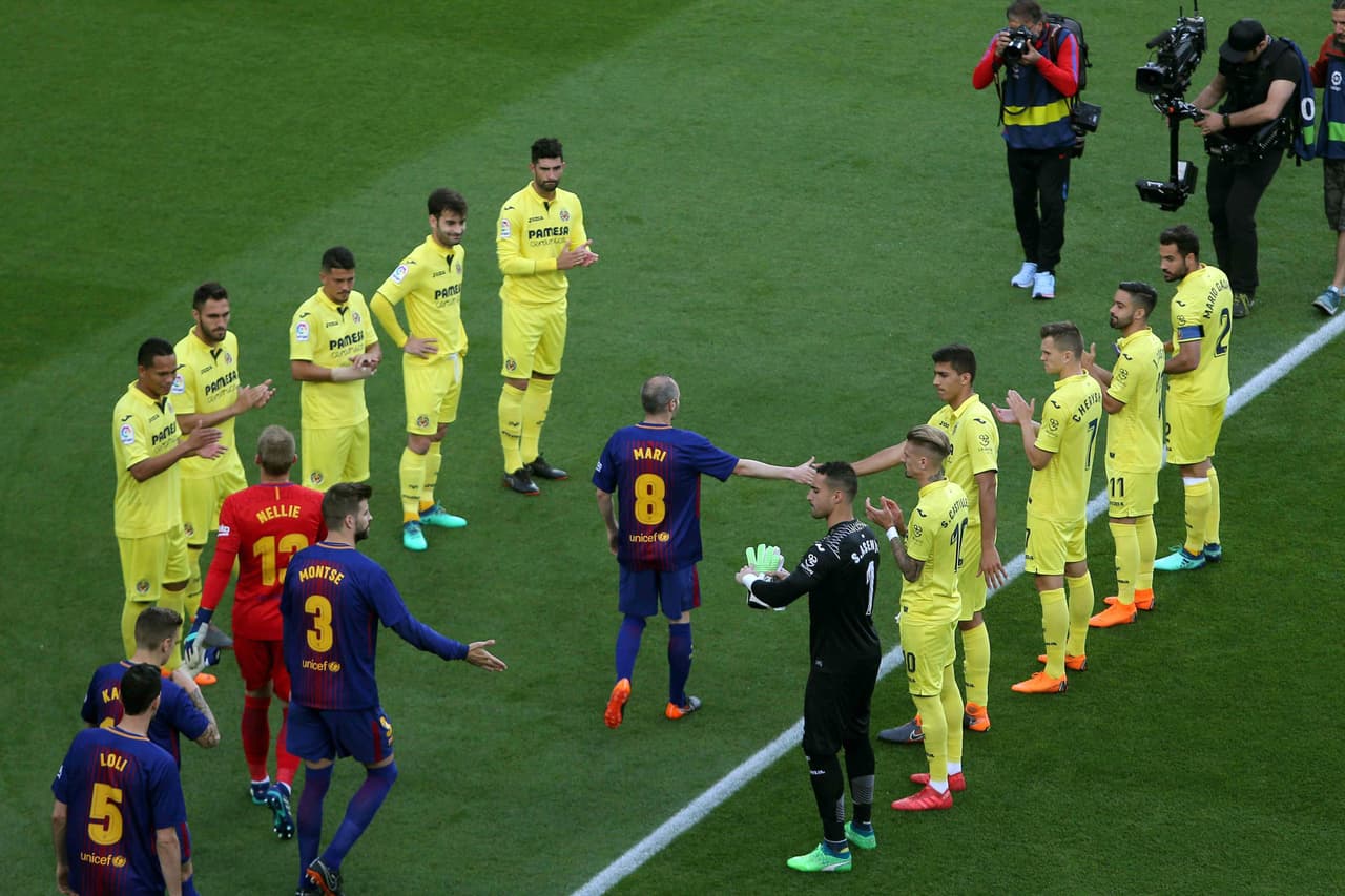 Con el capitán Andrés Iniesta adelante, en el que será su último pasillo de camèón como jugadr de Barcelona, el equipo salió al campo.