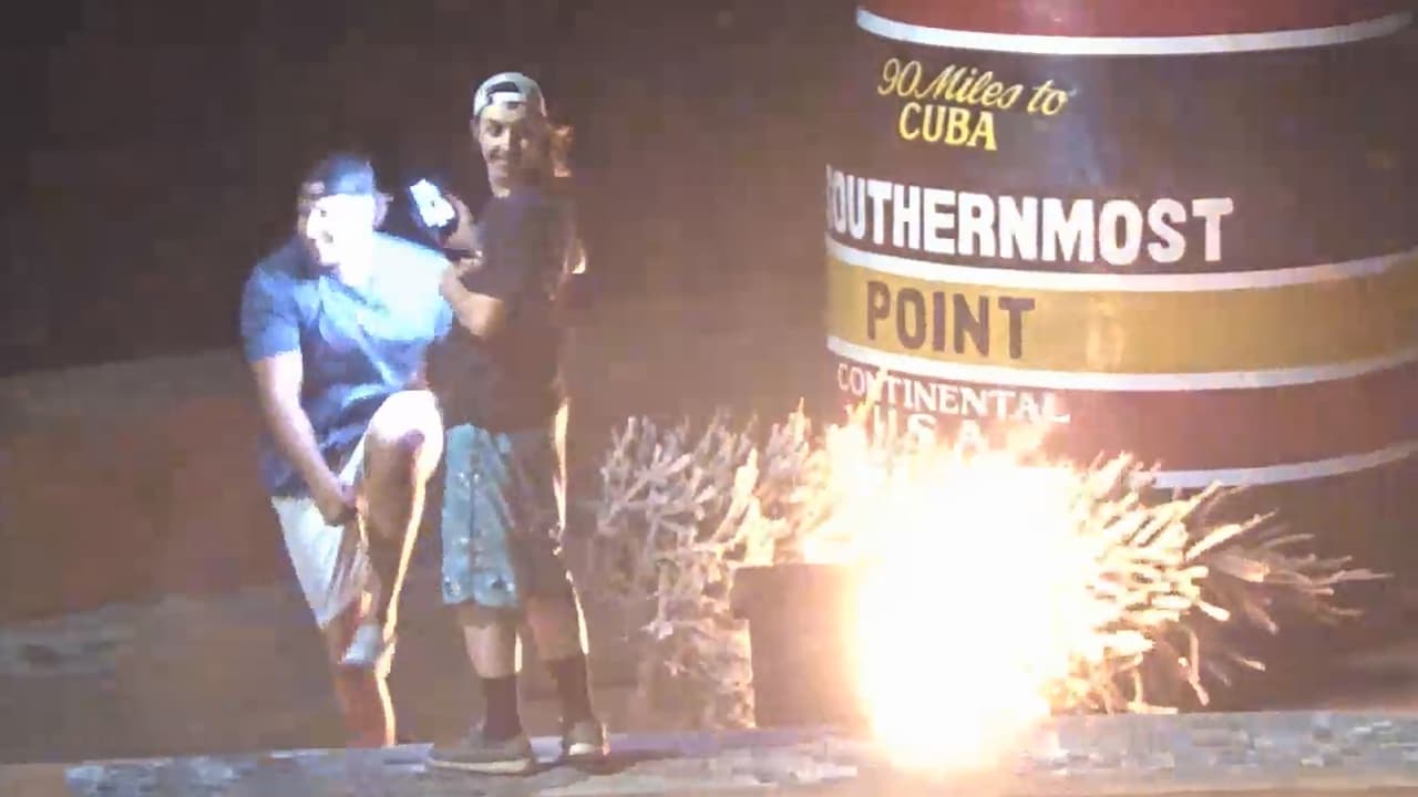 Acusan a dos jóvenes de Texas y Florida de vandalizar la boya de Key West