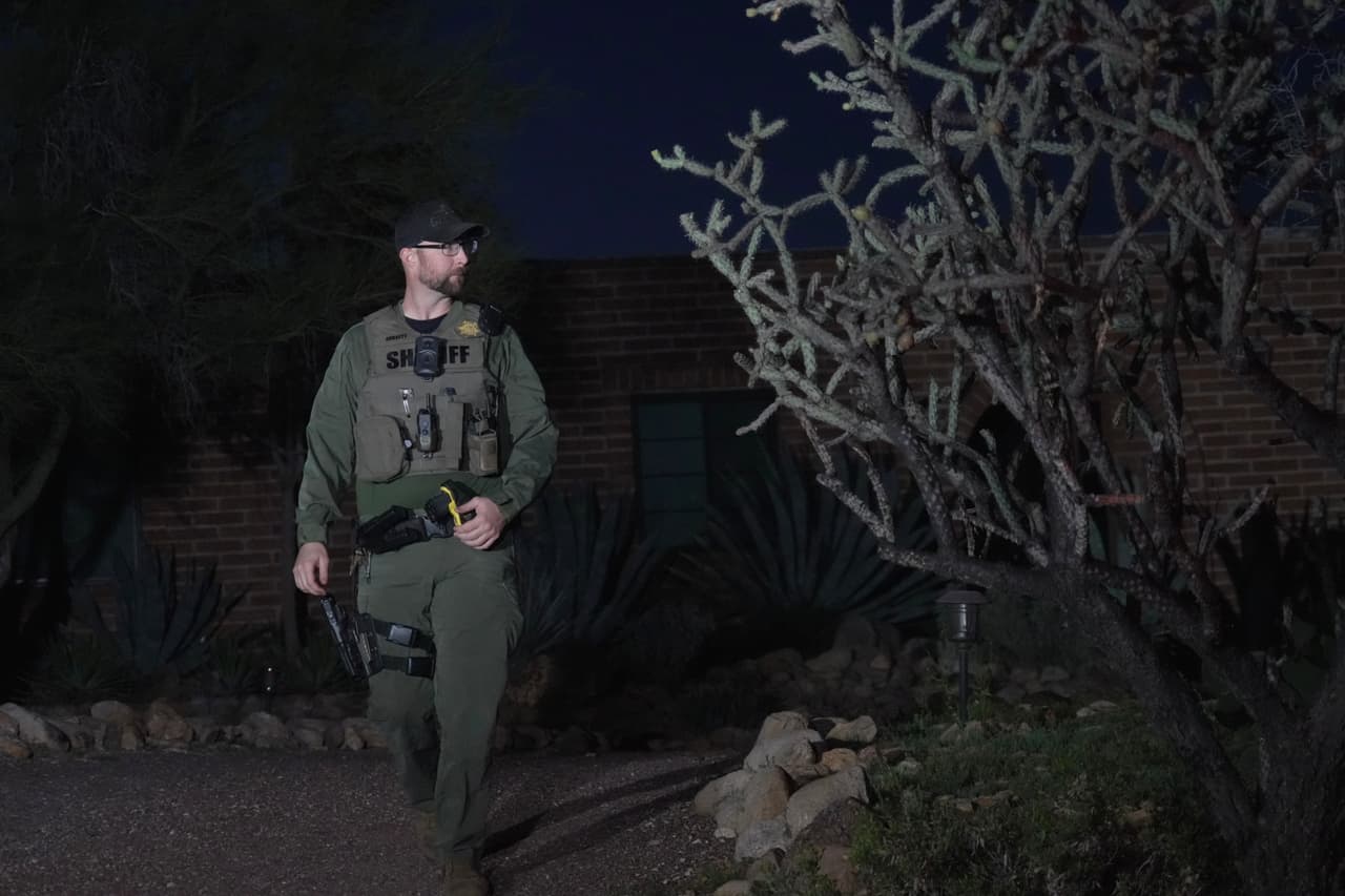 A principios de semana, las autoridades informaron que 
<b>una cámara de seguridad en la casa de <a href="https://www.univision.com/local/arizona-ktvw/nancy-guthrie-secuestro-desaparicion-viva" target="_blank">Guthrie</a> -quien tiene un marcapasos, movilidad reducida y varios padecimientos- había sido desconectada</b>.