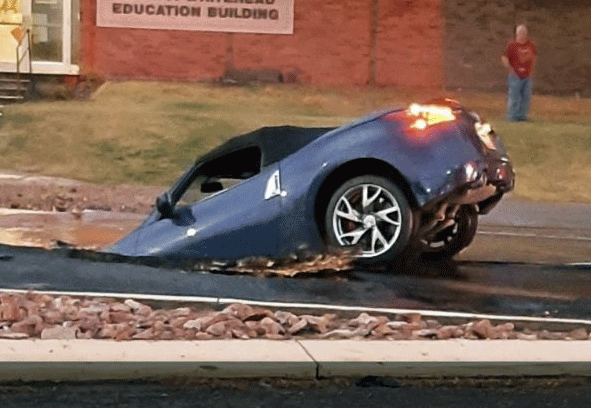 Vehículo deportivo cae a socavón cerca de Utah Tech University