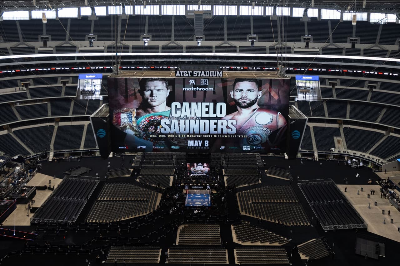 Aficionados disfrutan de las peleas previas al evento estelar entre Saú el 'Canelo' Álvarez y Billy Joe Saunders.