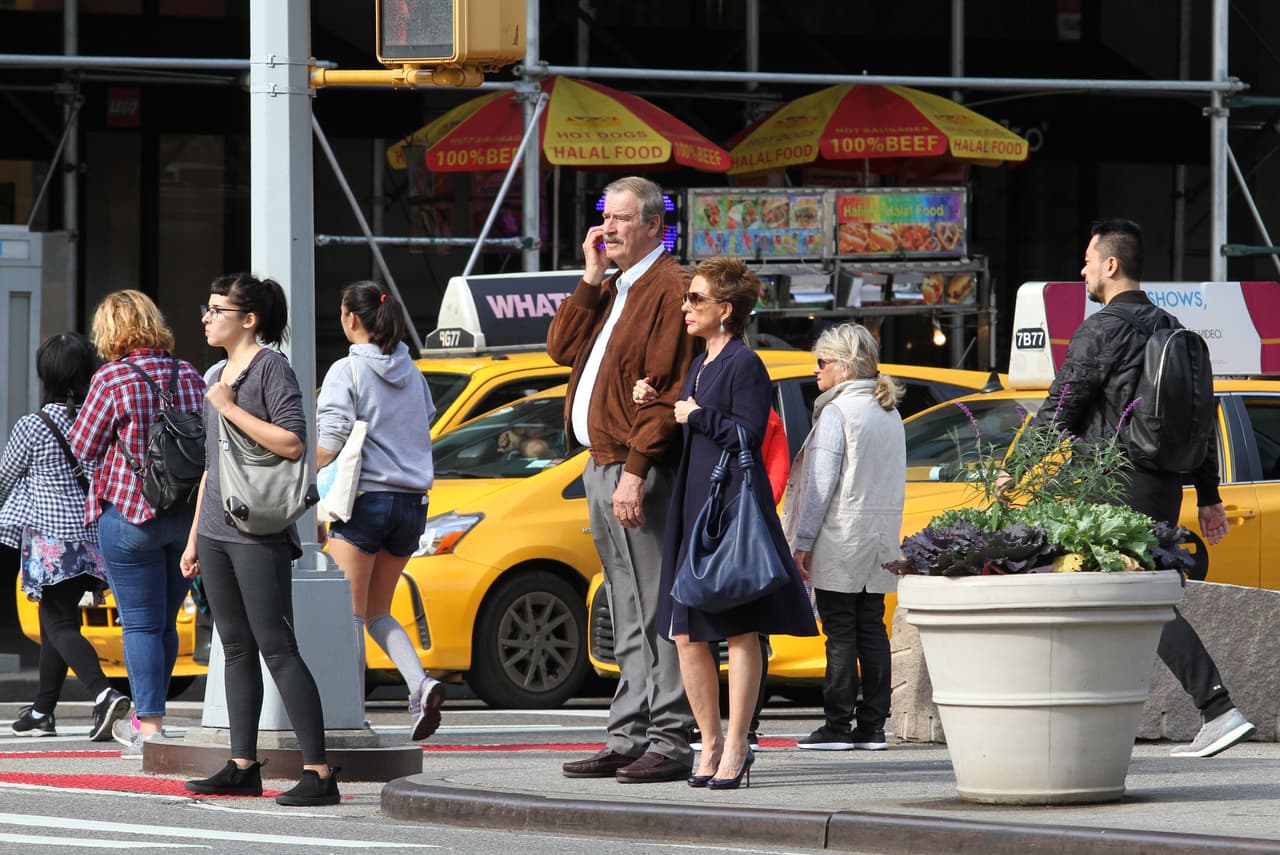 Vicente y Martita esperando cruzar la calle.