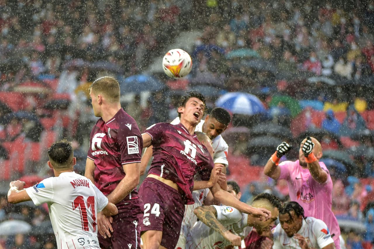 Sevilla no pasó del empate sin goles en casa ante la Real Sociedad y se rezaga en el intento de dar alcance al líder Real Madid.