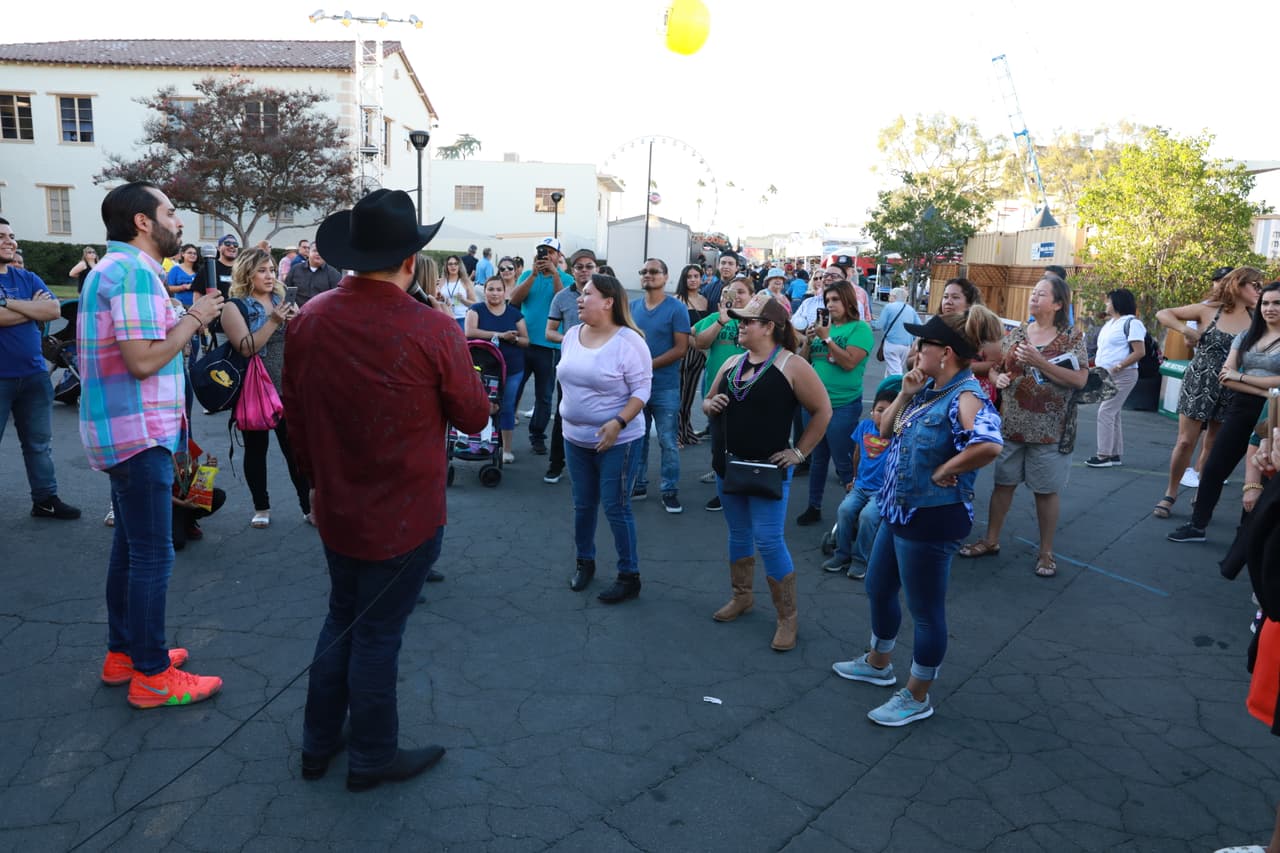 Todo el mundo se divirtió con las ocurrencias de los locutores.
