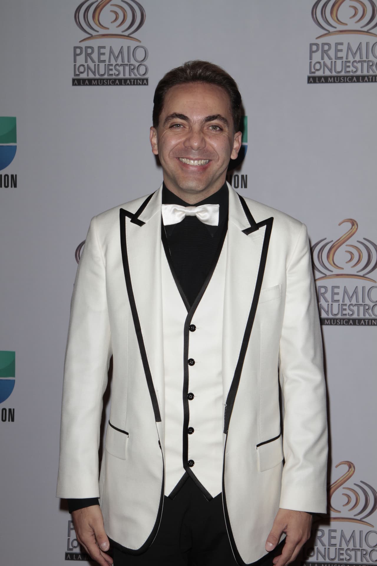 Ya todos conocemos a Cristian Castro, le encanta ser extravagante de pies a cabeza.