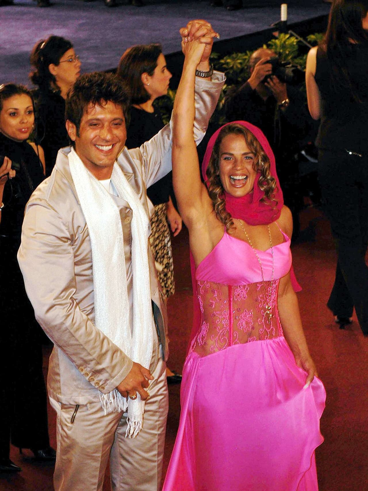 ¿Por dónde empezar? El velo en la cabeza, el color del vestido, y el novio combinado de la misma manera extravagante, ¡Ay Bobby! ¿Qué dirías si vieras esta foto de nuevo?