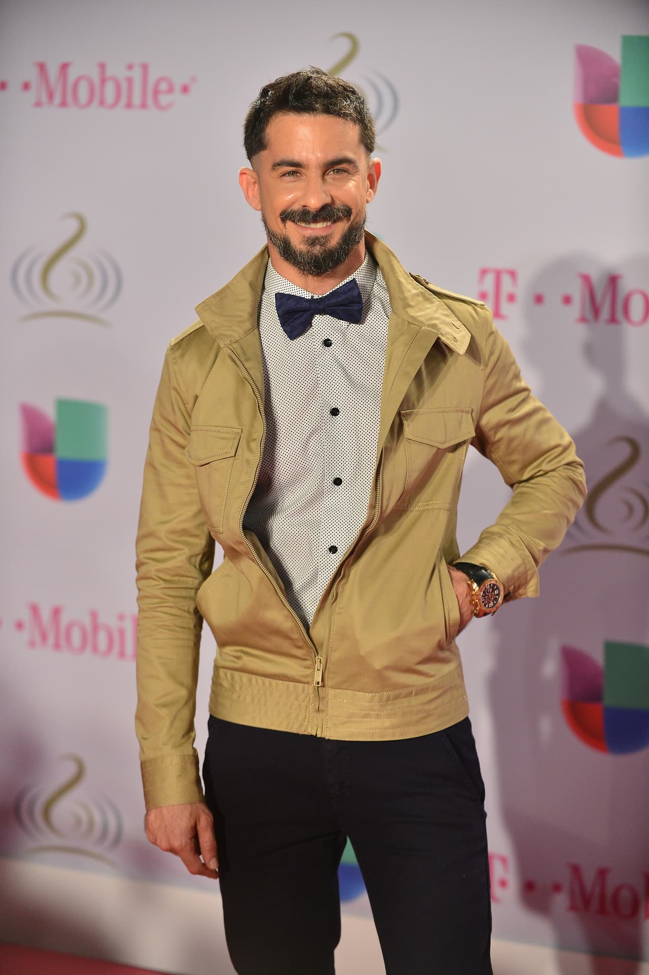 Mmmmm! ¿Qué le decimos? Primero, querer lucir elegante y a la vez casual hay veces que no se llevan, segundo, el moño con la chaqueta clara menos.